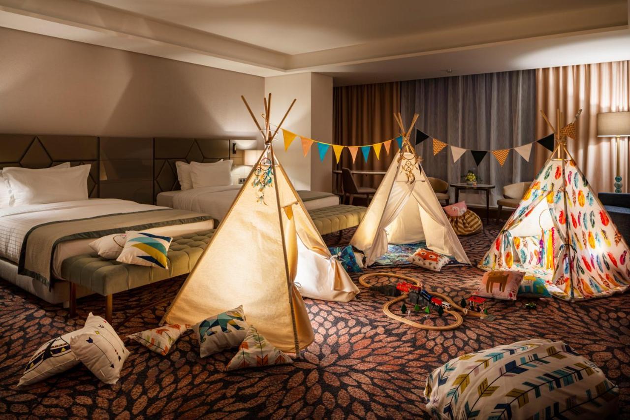 Grand Hotel Millennium 索菲亞 外观 照片 Family room at the Conrad Hong Kong