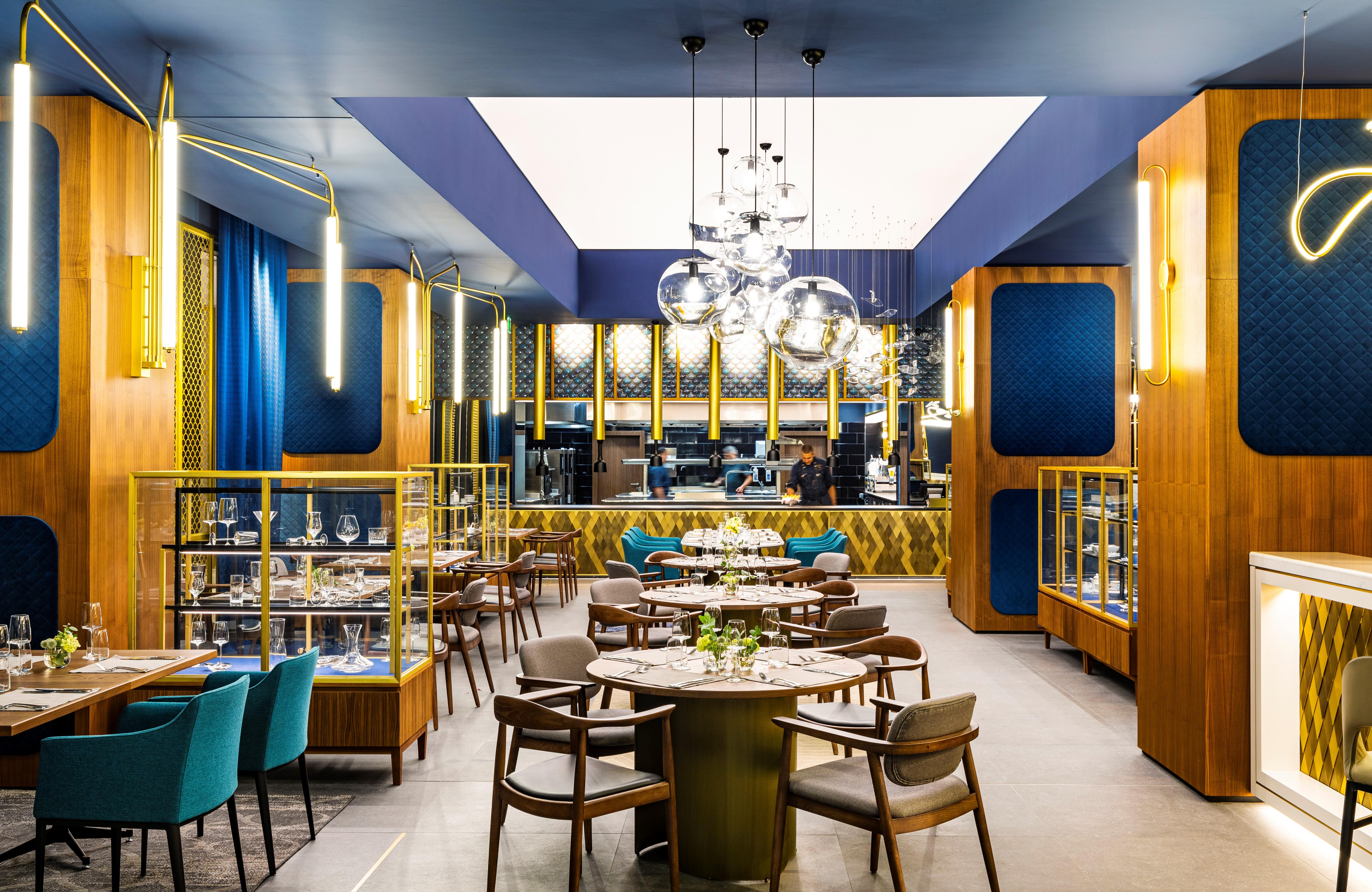 Grand Hotel Millennium 索菲亞 外观 照片 The photo depicts a modern restaurant interior characterized by sleek and elegant design elements. The space features wooden accents, with warm tones creating an inviting atmosphere. 

Tables are arranged centrally, surrounded by comfortable upholste