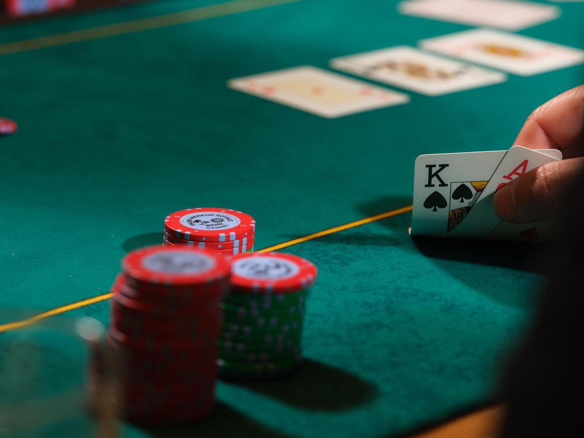 Grand Hotel Millennium 索菲亞 外观 照片 A player checking in Texas hold 'em